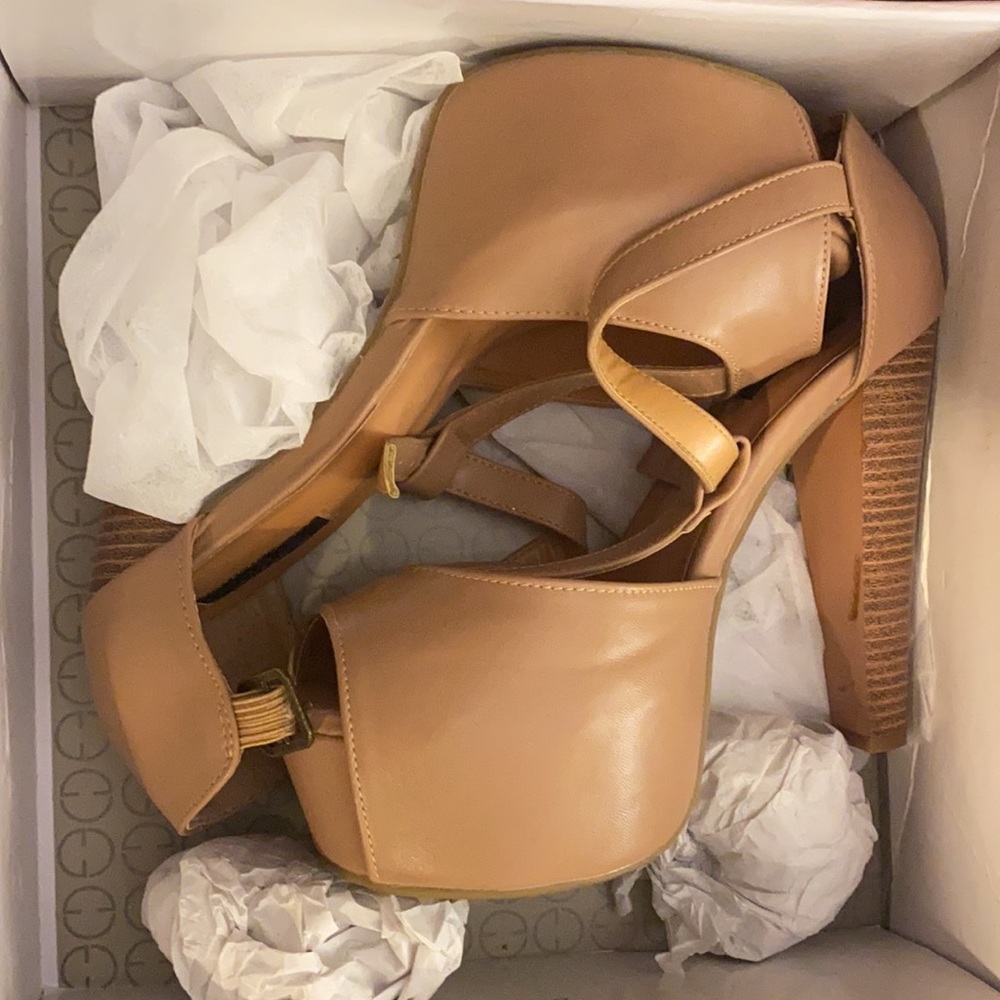 Style Hilary color taupe heels used like new only wore once !!!